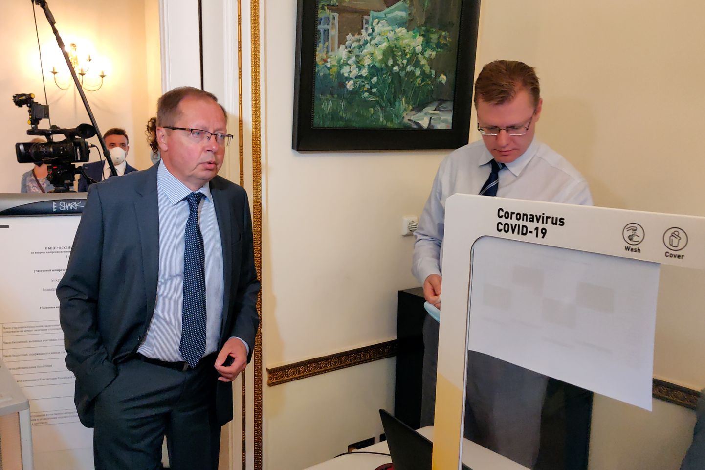 Vene suursaadik Ühendkuningriigis Andrei Kelin (vasakul) Londonis Vene saatkonnas 1. juuli 2020.