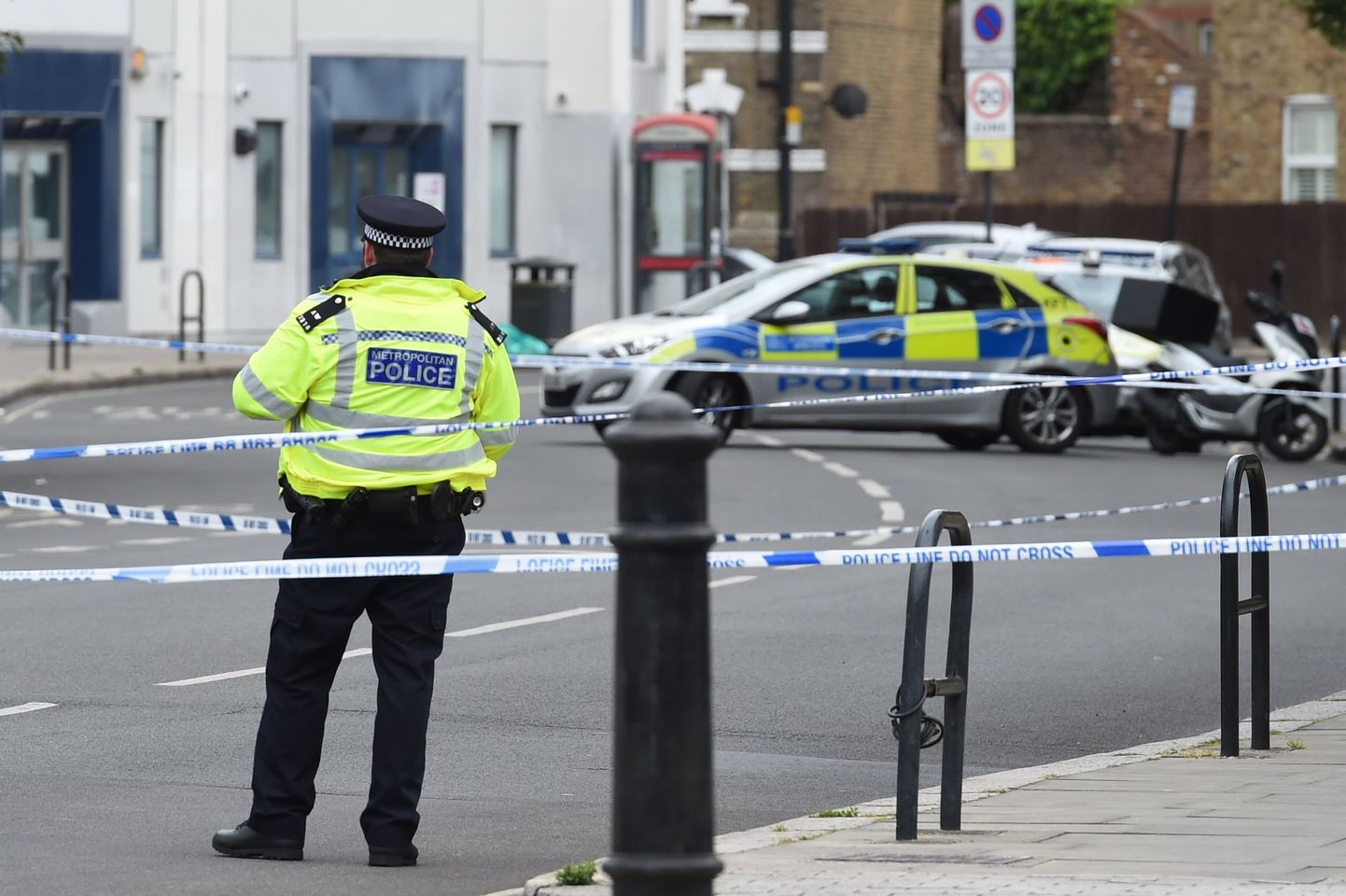 Suurem osa vägivallakuritegusid Suurbritannias on endiselt seotud pussitamisega, kuid tulirelvarikkumised on tõusuteel. Pildil politseinik Londonis Shepherd's Bushi piirkonnas tänavu juunis, kui seal tulistati surnuks 20. eluaastates mees.