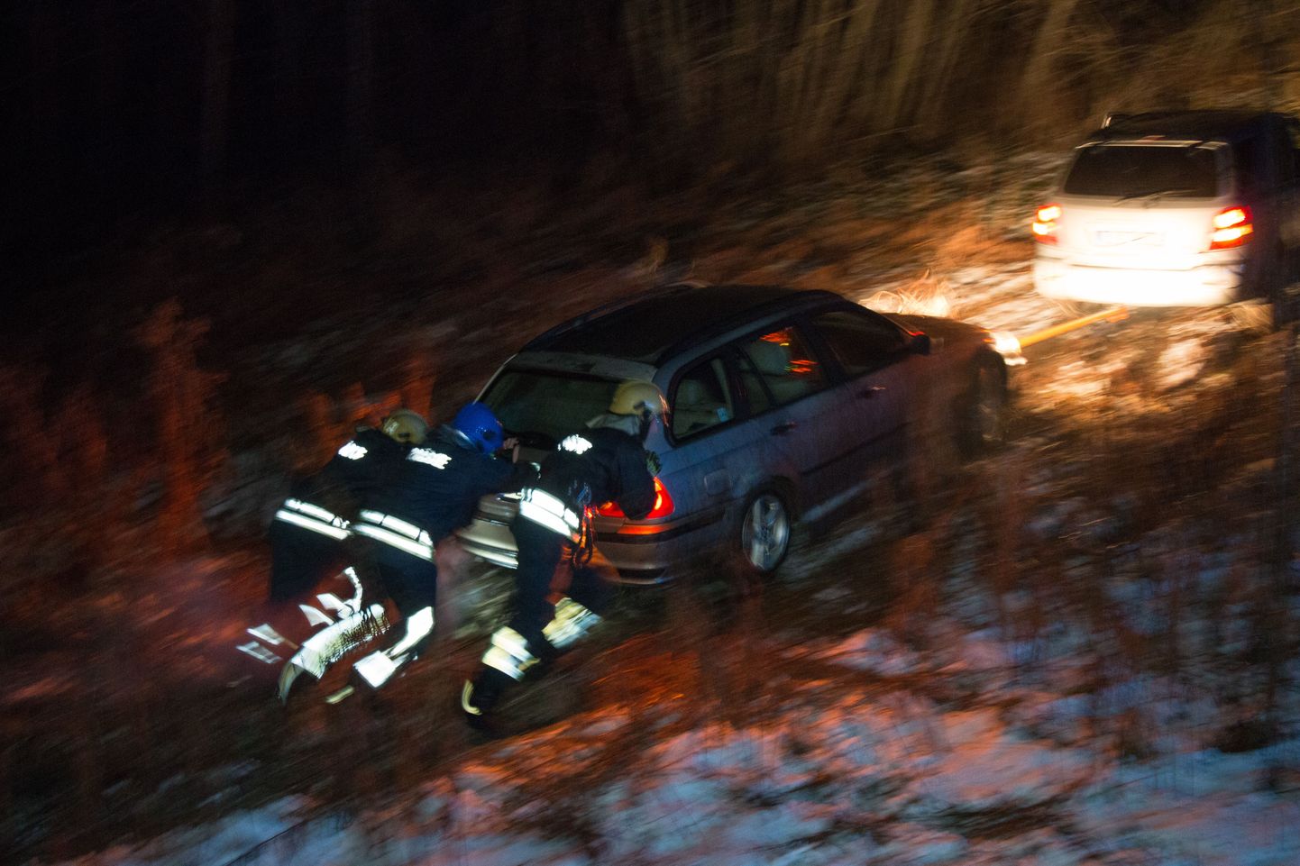 Viljandi lähedal Klaassepal kaldus üks auto libedalt teelt välja. Päästjad aitasid auto teele tagasi lükata.