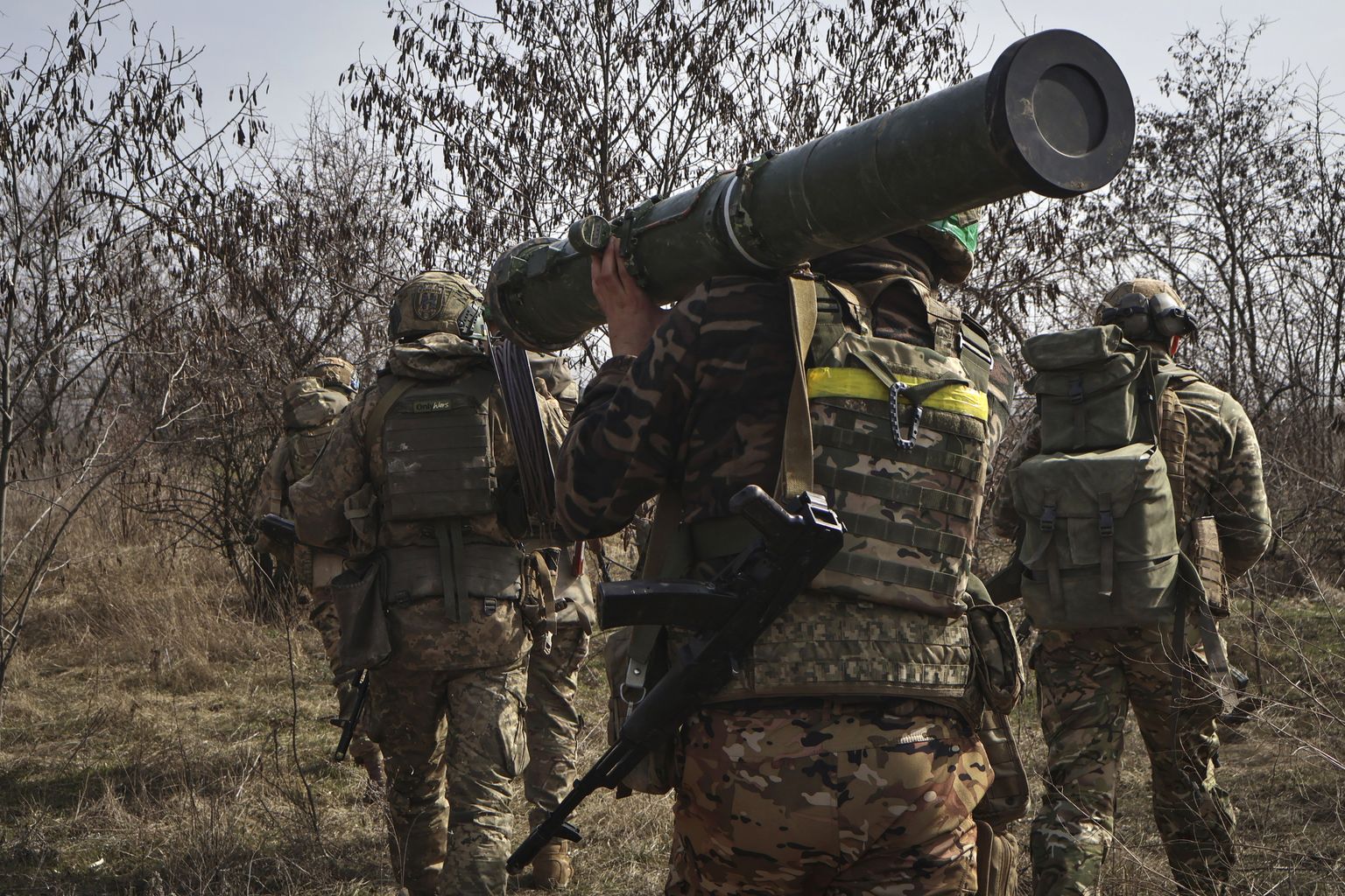 Ukraina sõdurid 17. märtsil 2023 Donetski oblastis Bahmuti lähedal tankitõrjeraketisüsteemiga Stugna