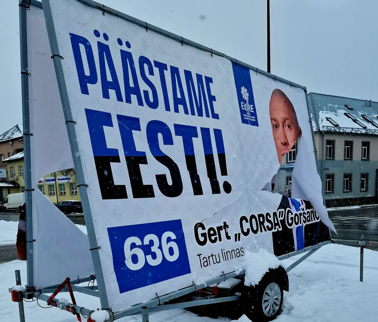 Puruks rebitud valimisplakat Vaksali tänaval.