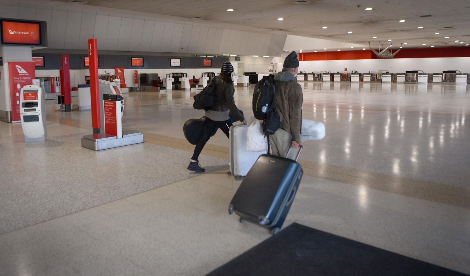 Reisijad augusti lõpus inimtühjas Qantase lennufirma terminalis Melbourne&#39;i osariigis.