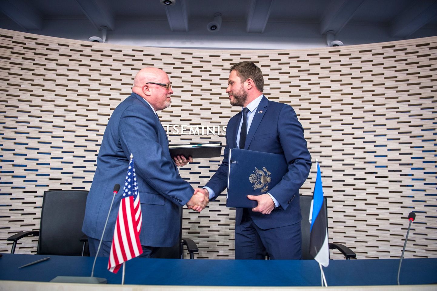 Министр обороны Маргус Цахкна подписал договор об оборонном сотрудничестве с послом США Джеймсом Мелвиллом.