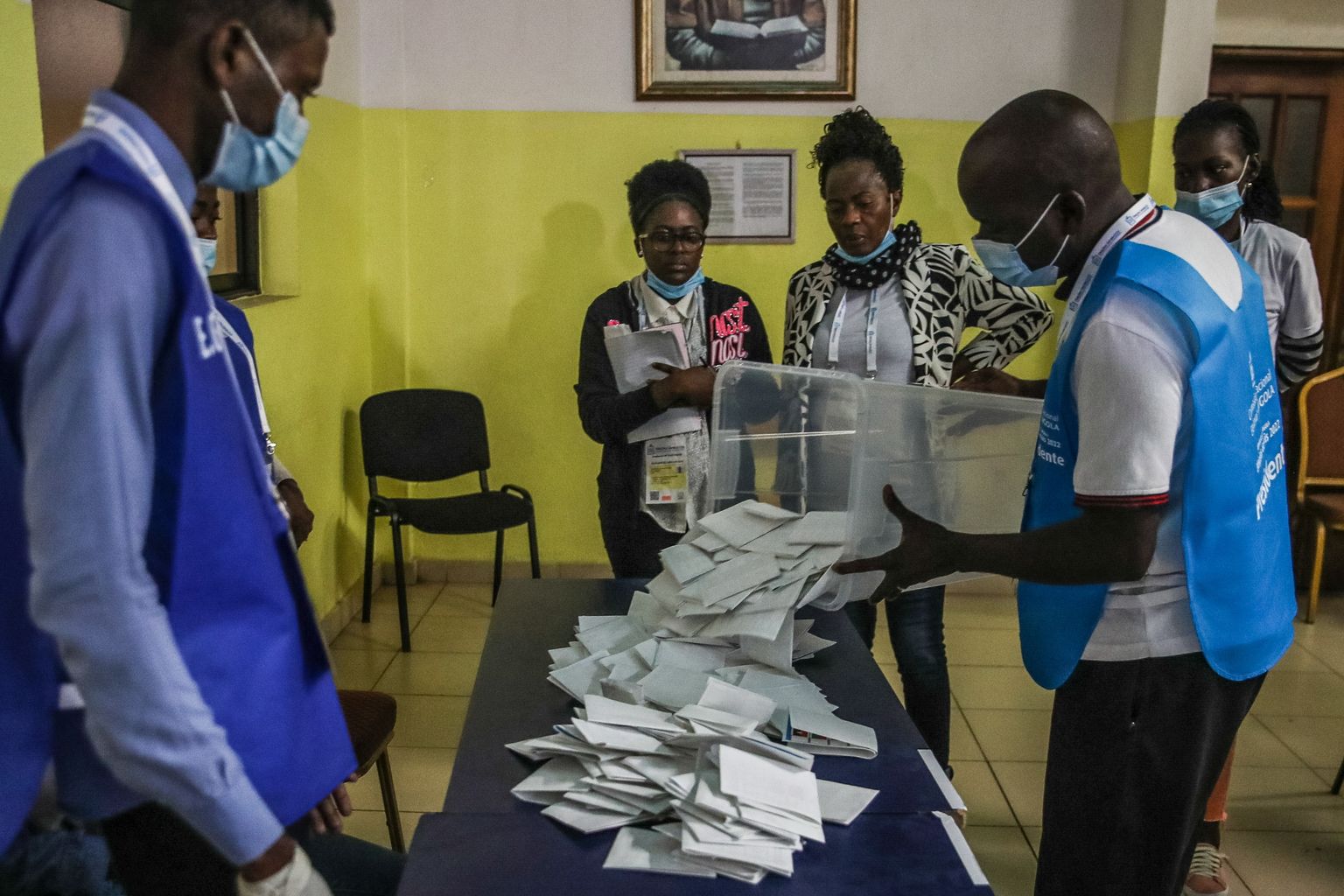 Häälte lugemine Luanda ühes valimisjaoskonnas.