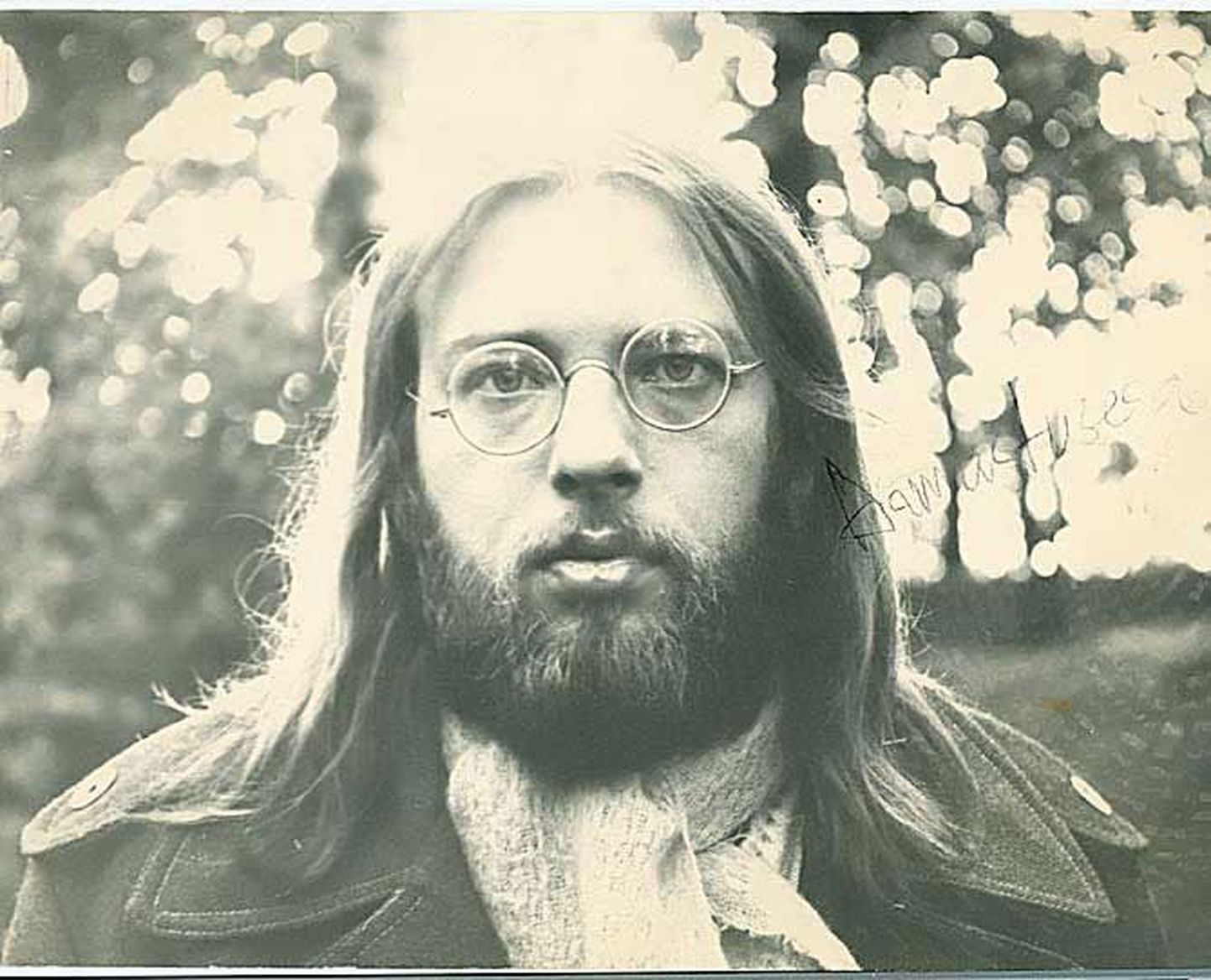 Aleksander Müller. Hipiajastu näitus ei saa läbi Aleksander Müllerita, kes kandis 1970. aastatel pikki juukseid ja Lennoni-prille.