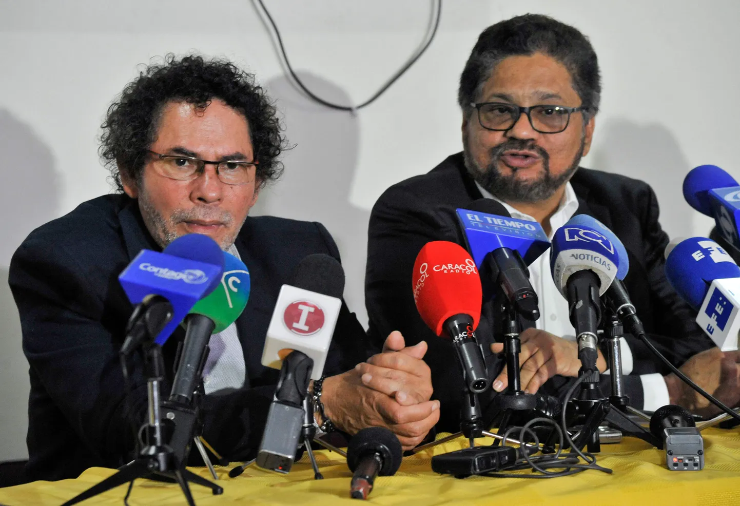 Sissikomandörid Pastor Alape ja Ivan Marquez pressikonverentsil.
