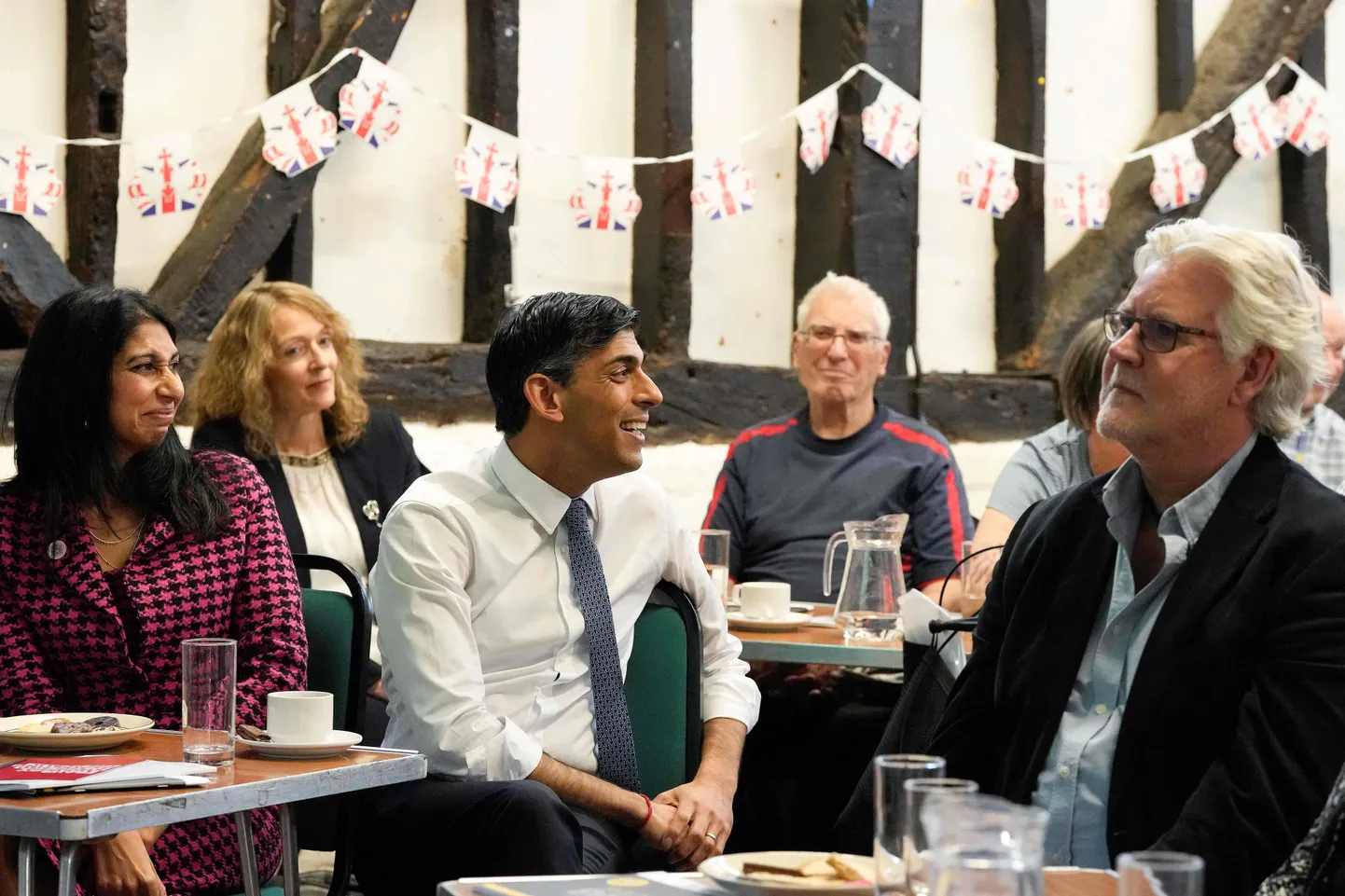 Suurbritannia peaminister Rishi Sunak ja siseminister Suella Braverman (vasakul) külastasid 3. mail Inglismaal Amershamis Chilterni vabaajakeskuses kogukonnaühendust U3A.