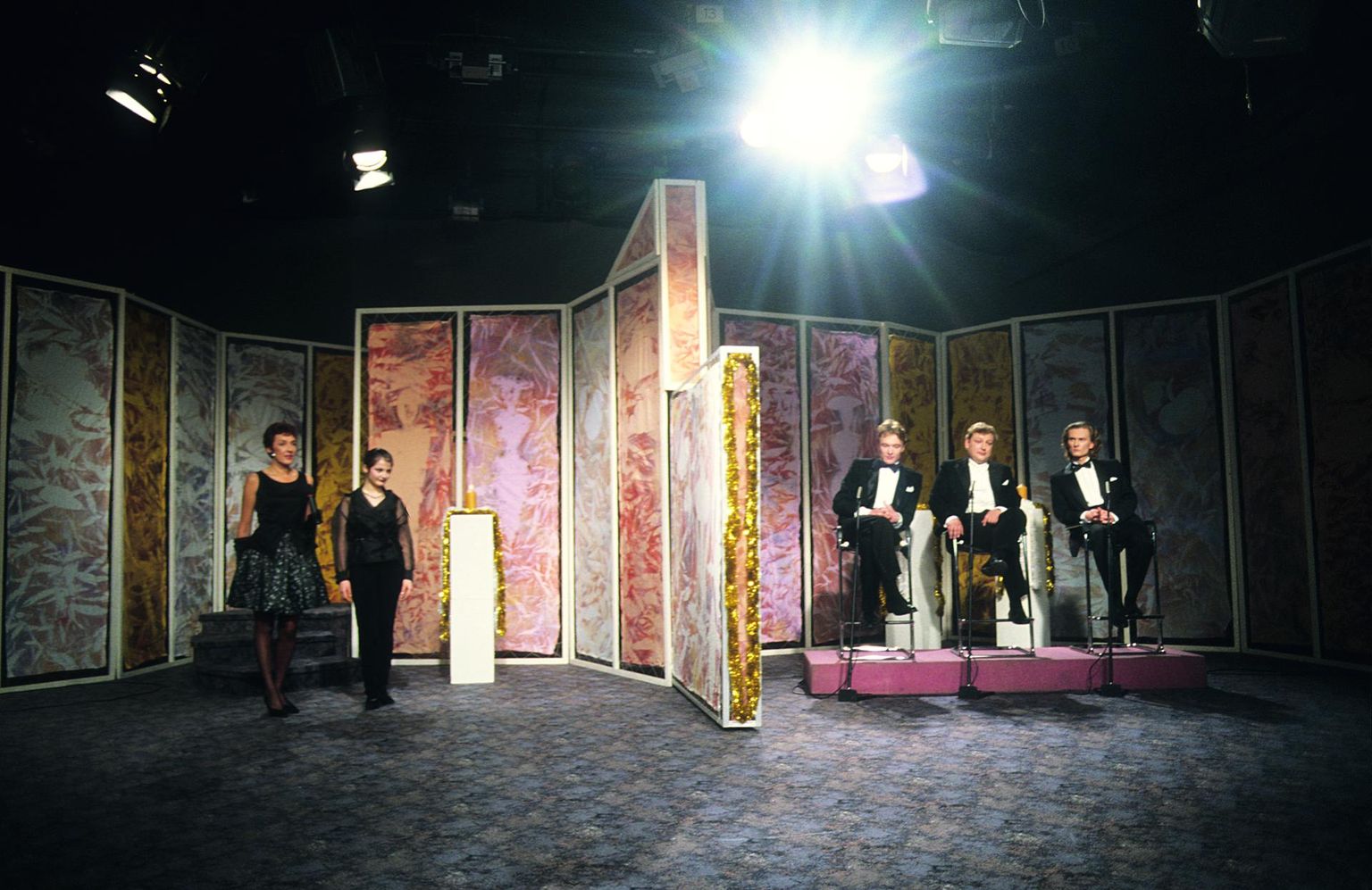 Maire Aunaste (vasakul) ja külalised 1990. aastate keskel ETV saates «Reisile sinuga».