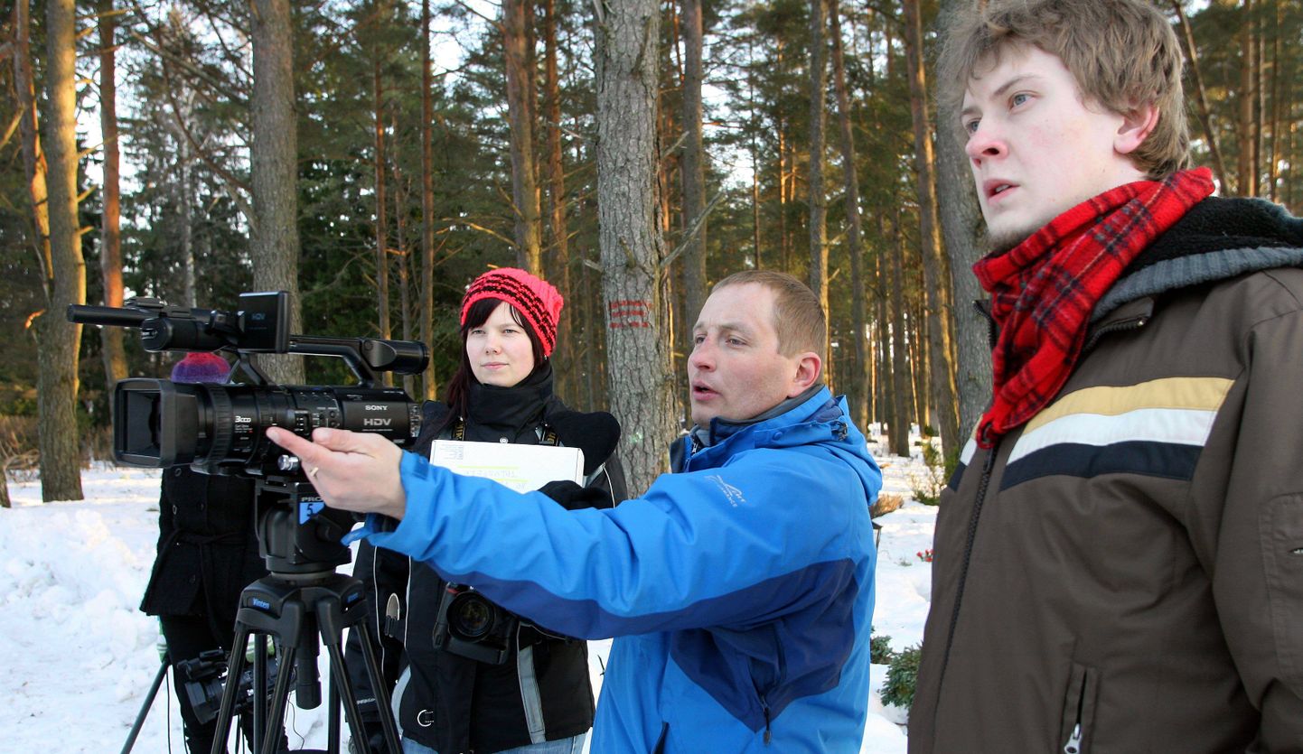 Kultuuriakadeemia tudengid Janika Brauer ja Sander Põllu kuulavad juhendaja Veiko Taluste (keskel) nõuandeid.