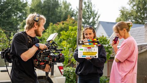 GALERII ⟩ Filmivõtete tarbeks suleti Pärnus tänavad ja punane auto sai voli kihutada