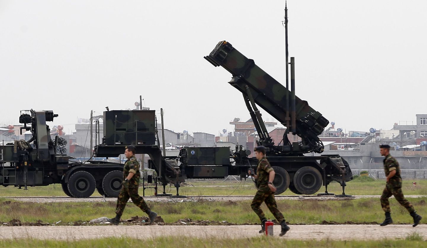 Hollandi sõdurid jooksevad Patriot-rakettide juures Lõuna-Türgis.