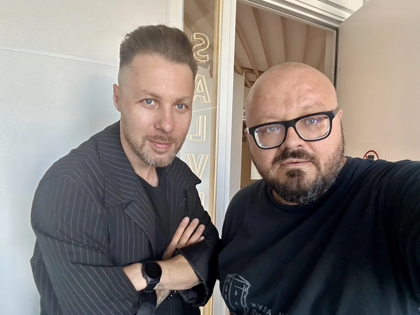 Селфи с гостем: Александр Жеделев и Ян Левченко в студии Postimees.