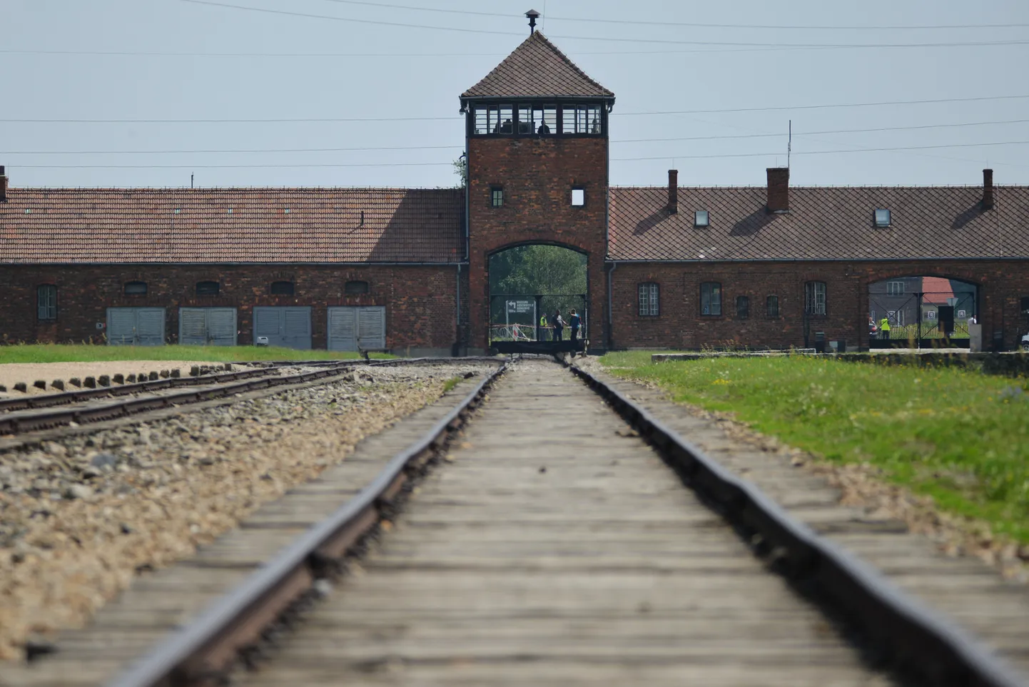 Rongirööpad kunagise Auschwitzi koonduslaagri juures.