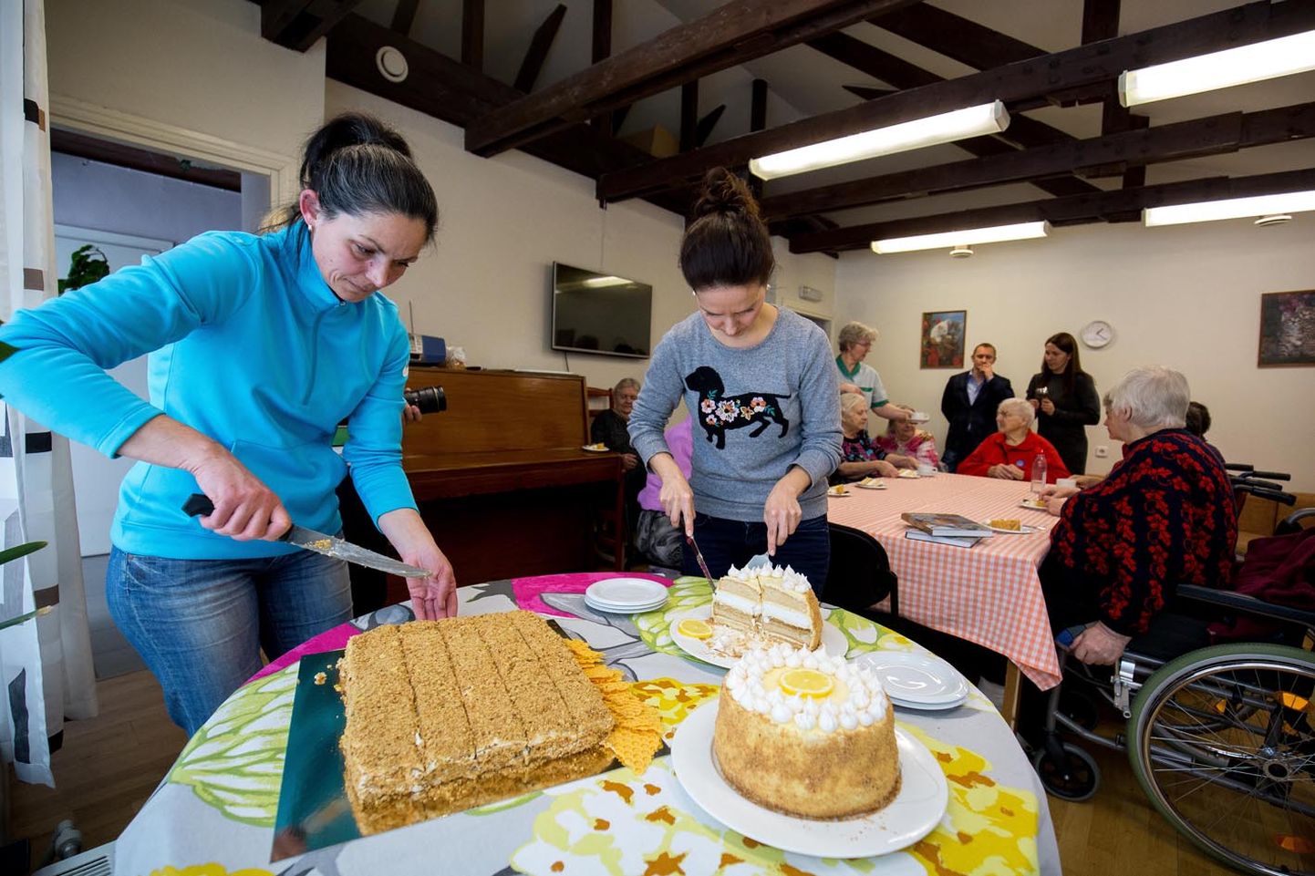 Käru südamekodu elanikele serveerivad torti Maarika Sale (vasakul) ja Kristel Türk.