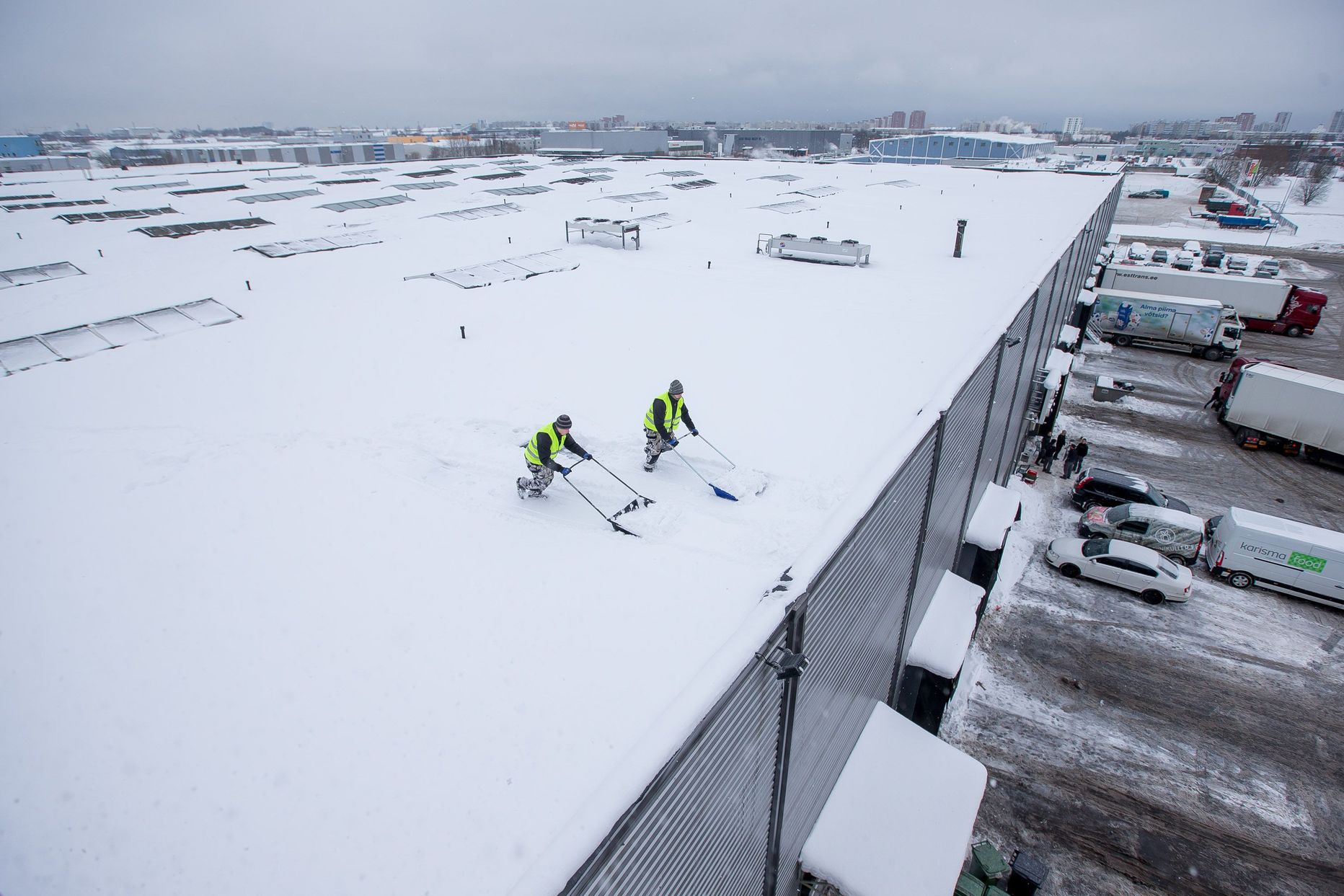 Katusefirma OÜ töötajad Rain Luuk ja Eduard Halbekov lund lükkamas.