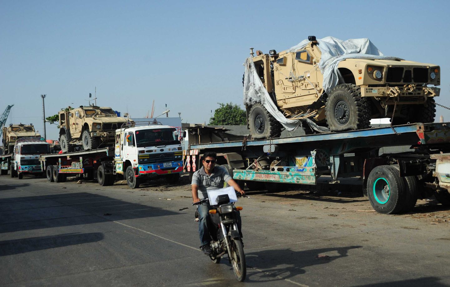 Veokitel Karachi sadama poole liikuvad USA sõjaväemasinad.