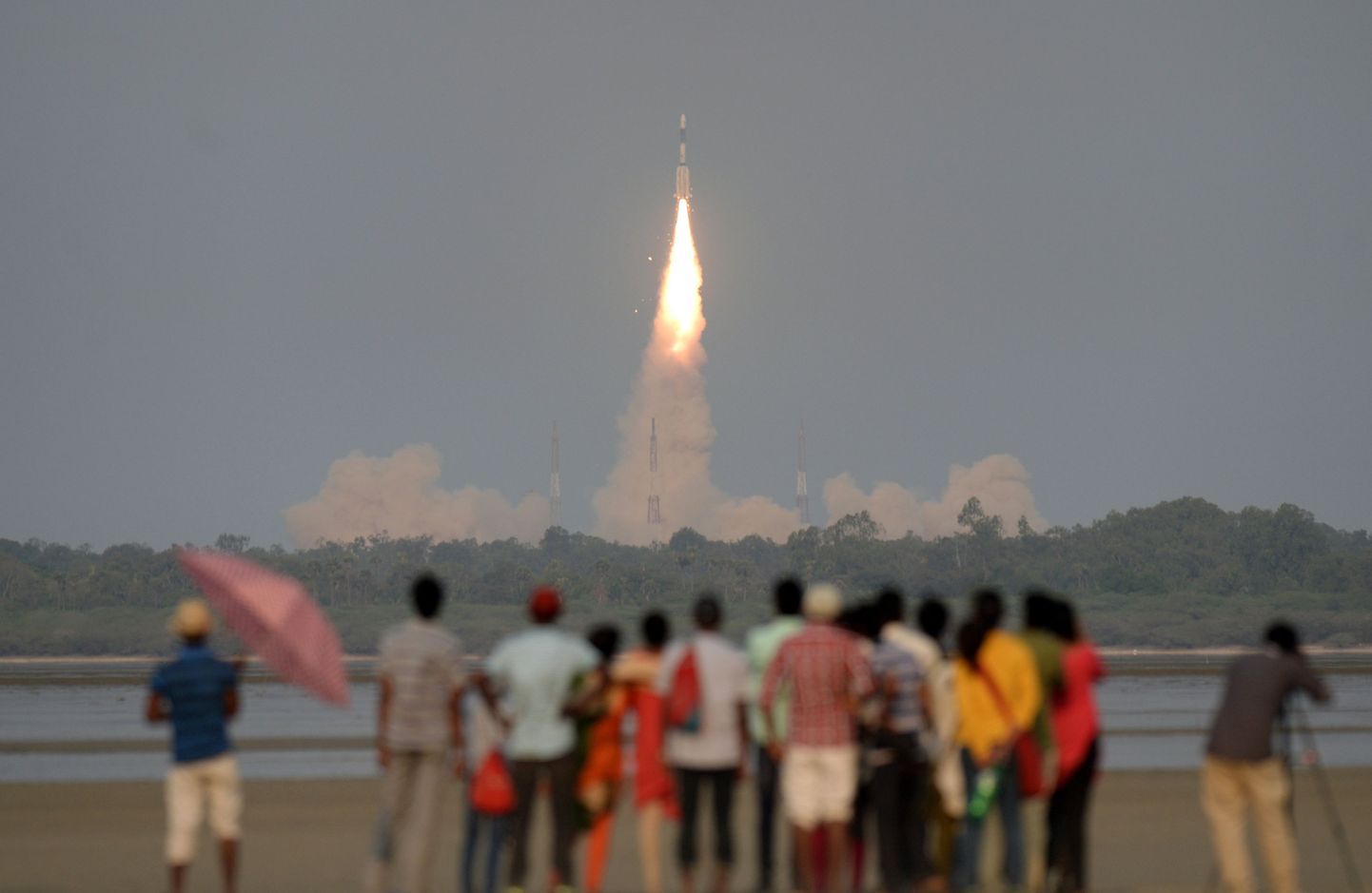 Inimesed jälgimas India satelliidi GSAT-6A starti Sriharikotas Andhra Pradeshi osariigis neljapäeval.