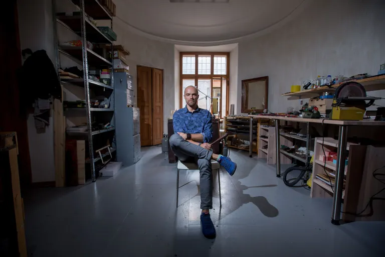 Nurkadeta ruum: Tanel Veenre oma ovaalsaalis. Foto: