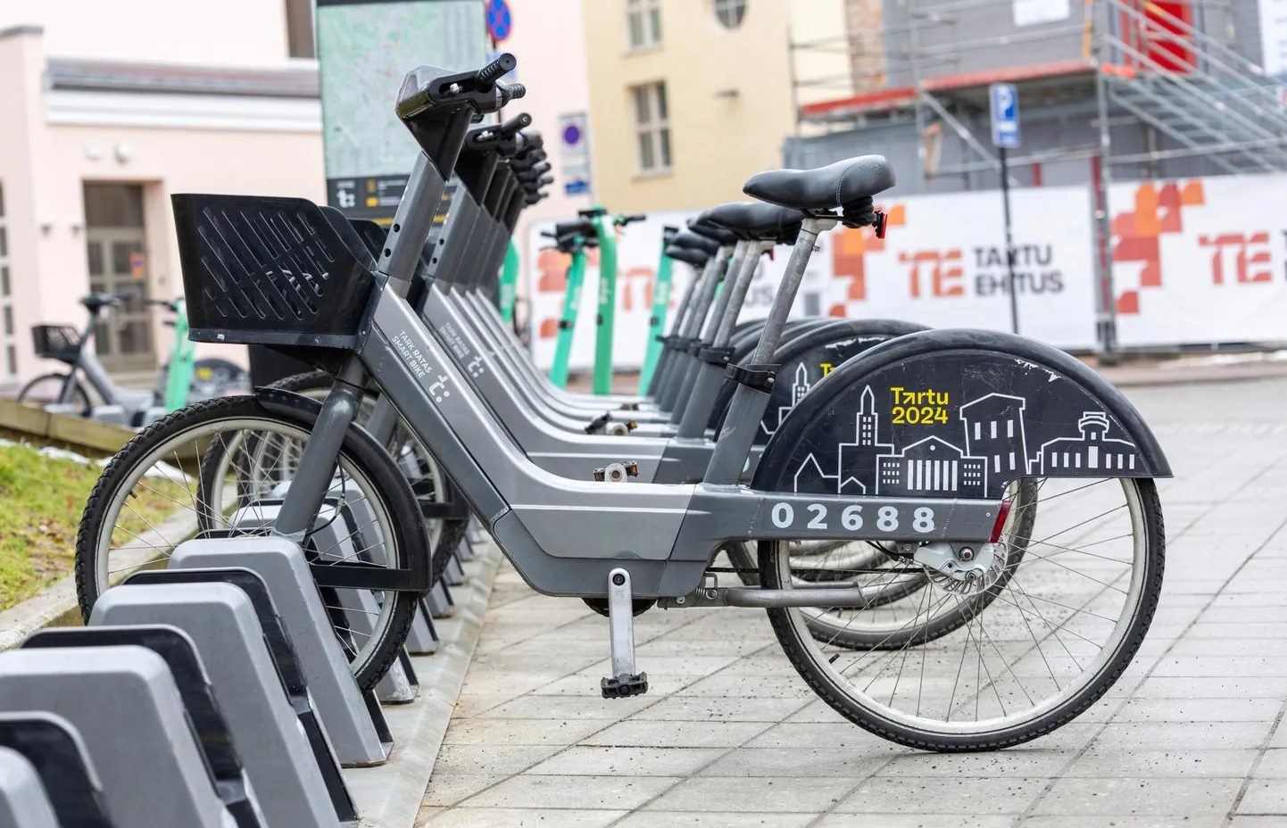 Südalinnas Pirogovi platsi kõrval seisid eile kasutajate ootel Bolti tõukerattad ja rattaringluse rattad. Elektriajamiga ringlusrattaid veel tänaval siiski pole.