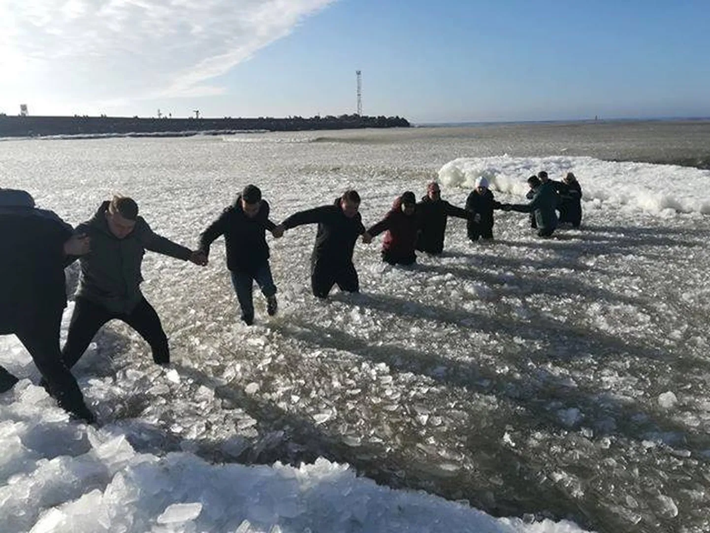 Mehed päästsid jääpangale lõksu jäänud naised ja lapsed.