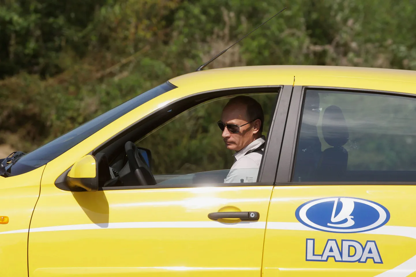 Vladimir Putin Lada Kalina roolis.