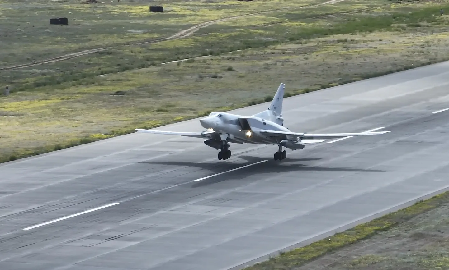 Vene kaugpommitaja Tu-22M3 sai droonitabamuse vahetult pärast maandumist, teatas Ukraina meedia. Pilt on illustreeriv.
