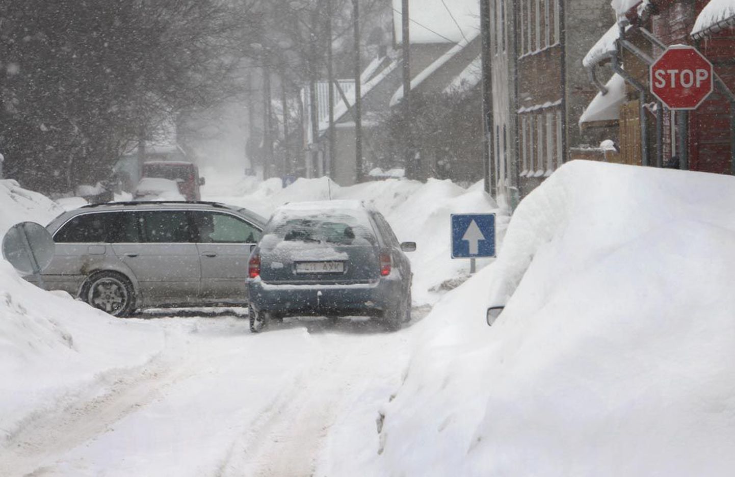Järgmisel nädalal võib lisanduda Pärnusse veel tänavaid, mis seal laiutava lume tõttu ühesuunaliseks muuta tuleb.