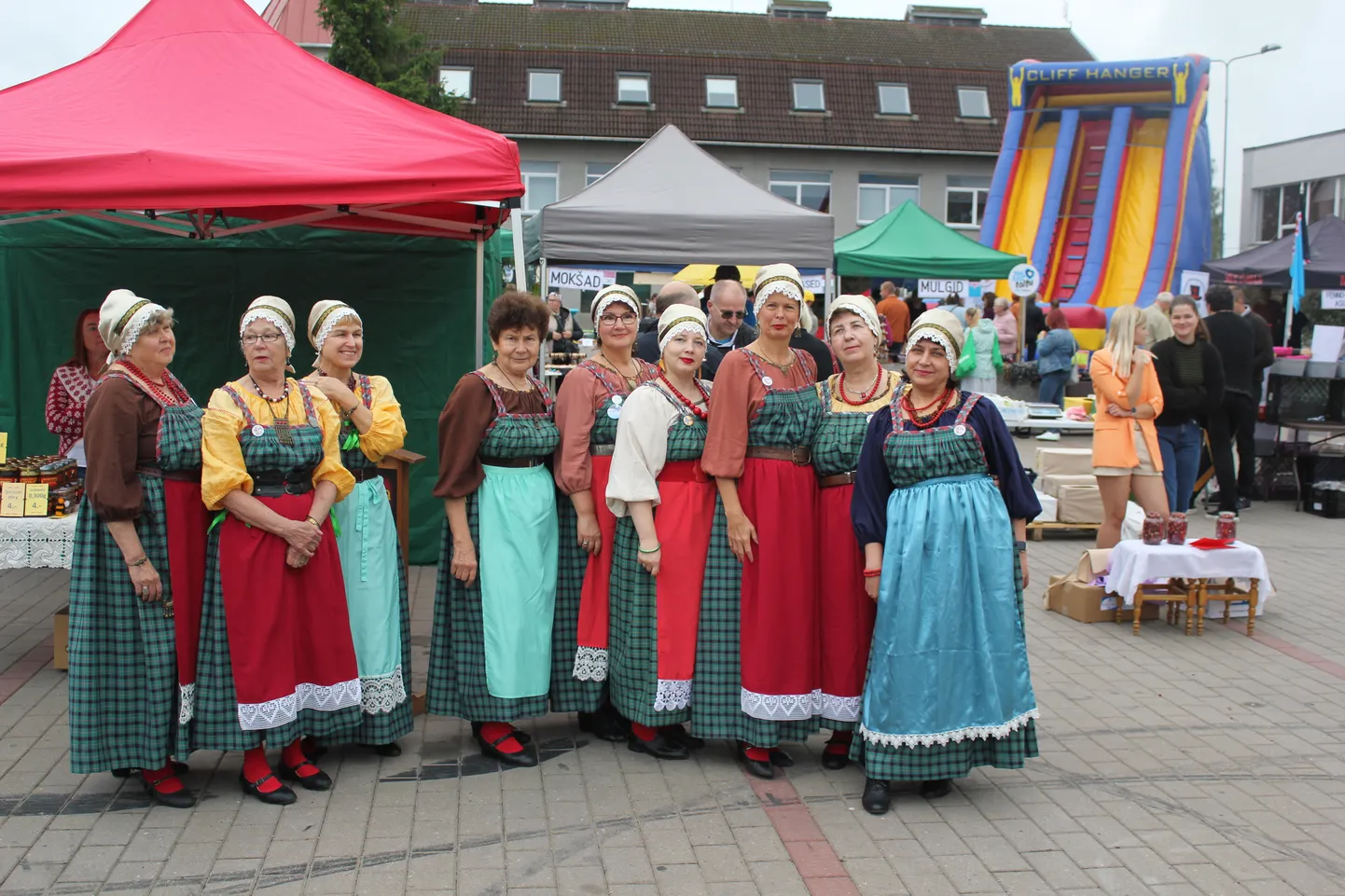 Танцевальный ансамбль "Метсакукад" часто выступает, недавно идавирусцев пригласили на открытие фестиваля меда в Вильяндимаа.