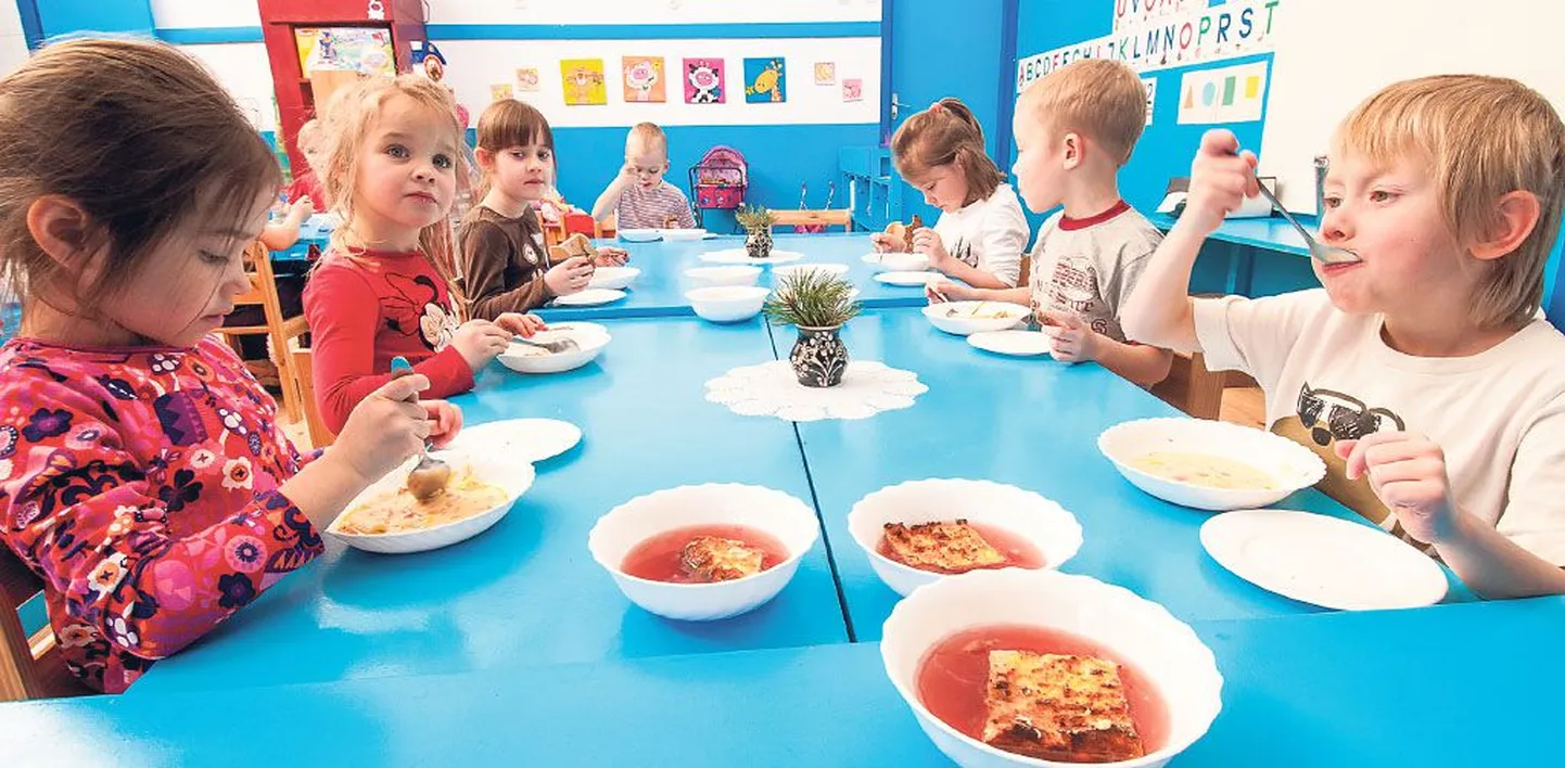 Neljapäev on kalapäev: Tralli lasteaias pakuti mudilastele pasta-lõhesuppi sulatatud juustuga ja teraleiba, magustoiduks saia-kohupiima-õunavormi mahlakisselliga.