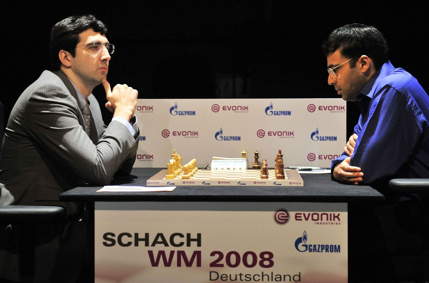 Venemaa maletaja Vladimir Kramnik (vasakul) ja valitsev maailmameister, indialane Viswanathan.
