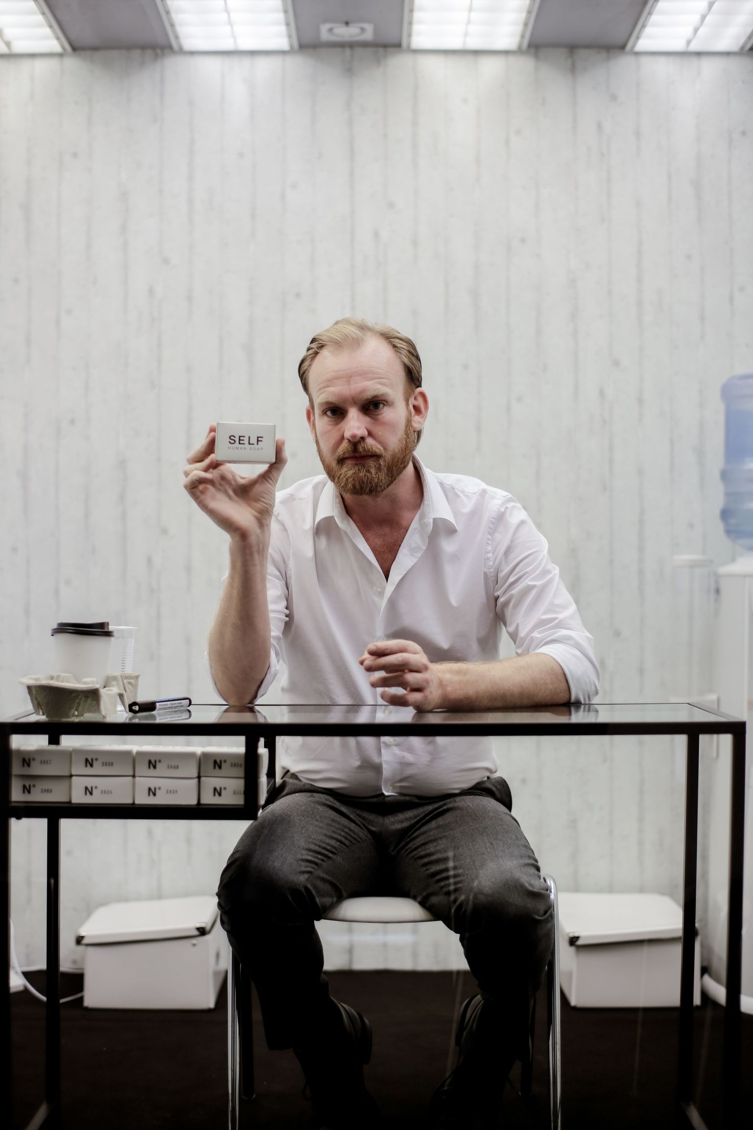 Julian Hetzeli installatsioon-lavastuse «Schuldfabrik» fookuses on inimese rasvast tehtud seep.
