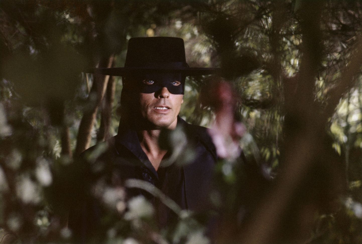 Zorro Alain Deloni kehastuses.