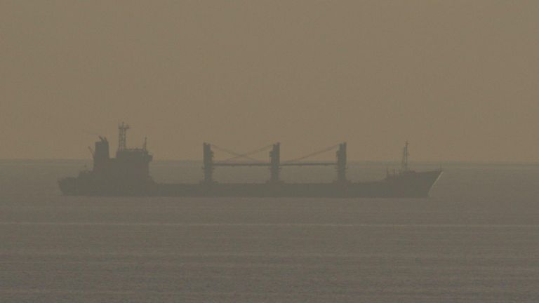 Aroyat покидает одесский порт «Черноморск» на рассвете 22 сентября