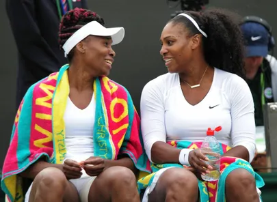 Õed Venus (vasakul) ja Serena Williams 2016. aastal Wimbledoni turniiril, mille nad võitsid.
