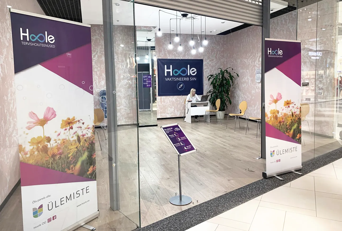 Hoole vaktsineerimispunkt Ülemiste keskuses.
