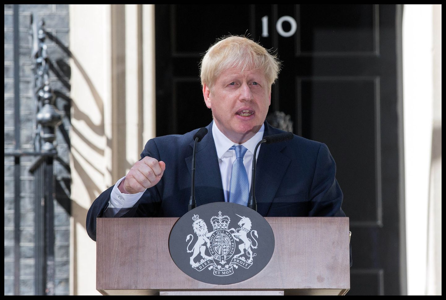 Boris Johnson esines peaministri residentsi ees ametikõnega.