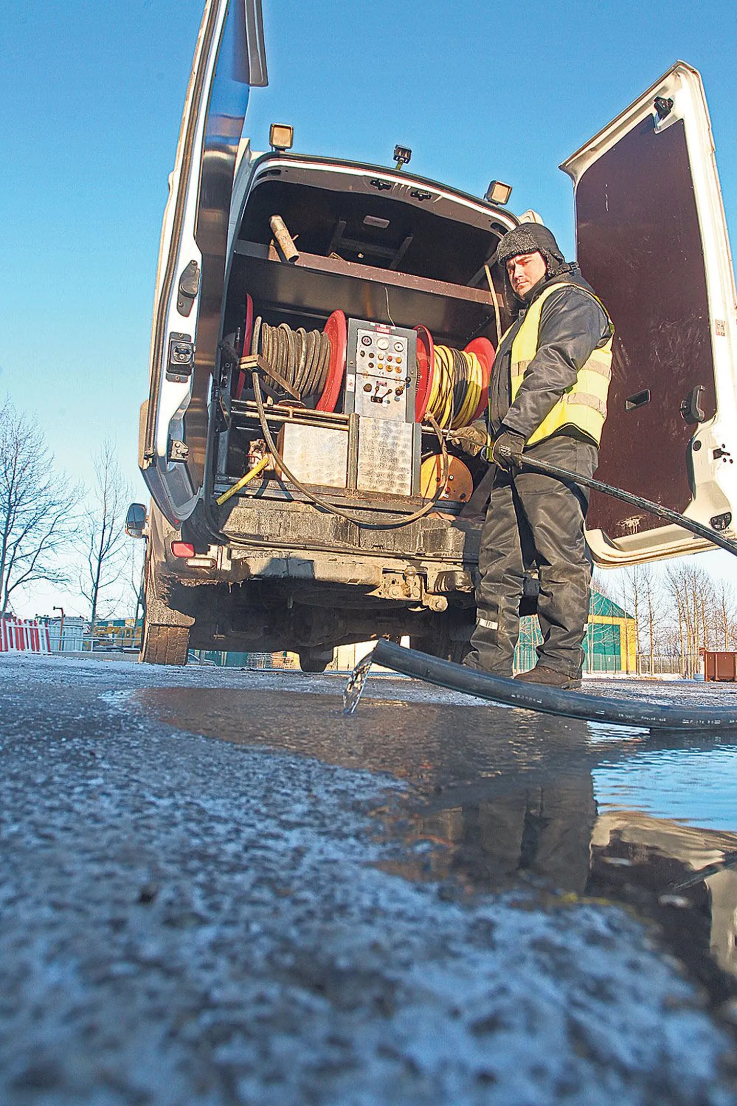 Tartu veevärk lubab, et läheb suurde hätta sattunud majaomani-kele ikka appi, kuigi torusulatusteenust ettevõtte hinnakirjas pole. Pildil näitab veevärgi lukksepp Jüri Kolkanen sulatusmeetodit, mis seisneb sooja vett purskava peenikese toru ajamises jämedamasse torru, mis on jäätunud.