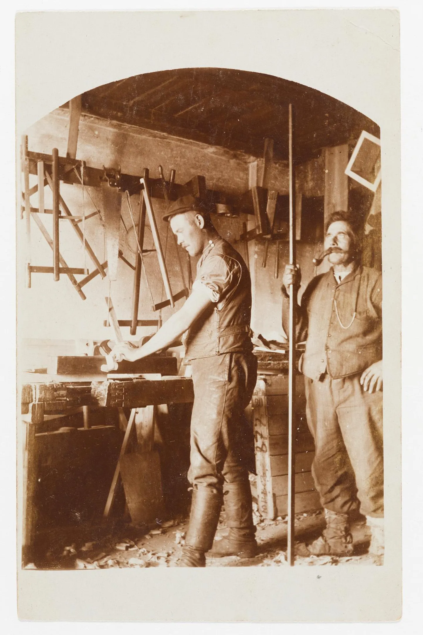 Hellenurme mõisa puutöökoda. Fotograaf Peeter Värva, 1910.