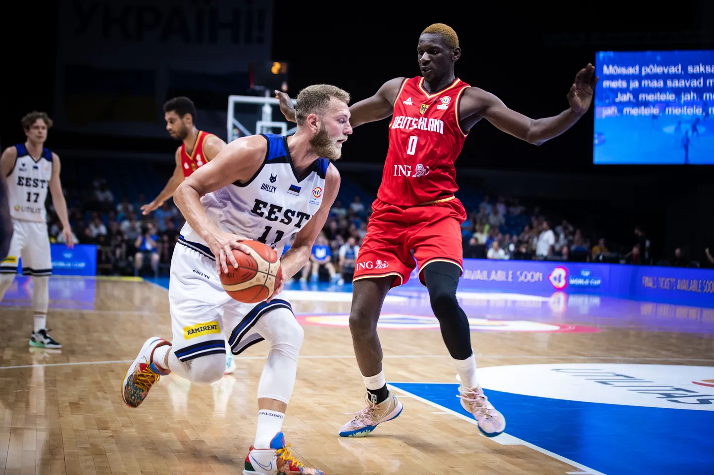 Toronto Raptorsi hingekirja kuuluv Isaac Bonga (punases) mängis Siim-Sander Vene selgelt üle.