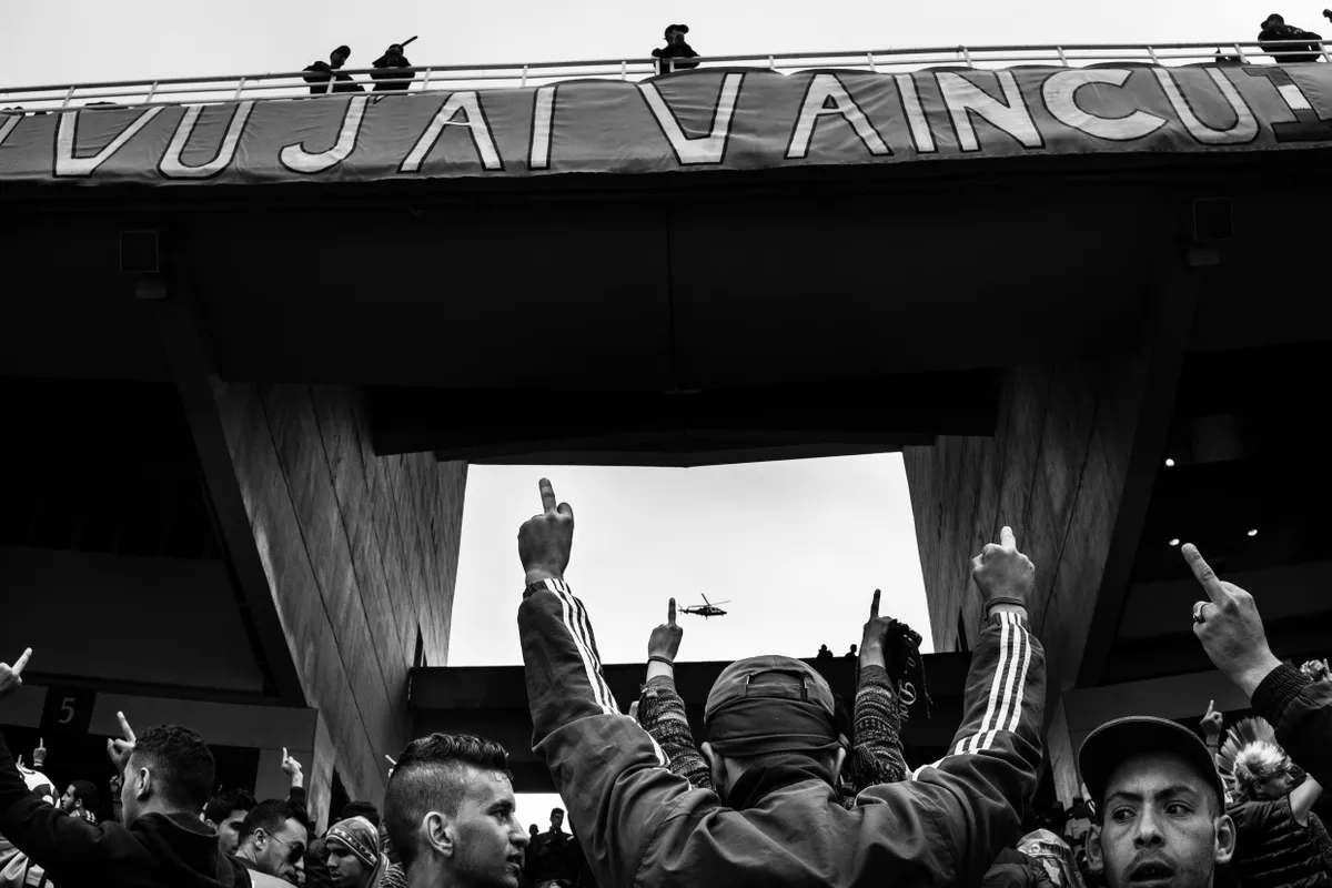 Jalgpalli ultrafännid hüüavad solvanguid riigi, presidendi, kindralite ja politsei kohta Alžeeria karikafinaali ajal, 1. mai 2016.