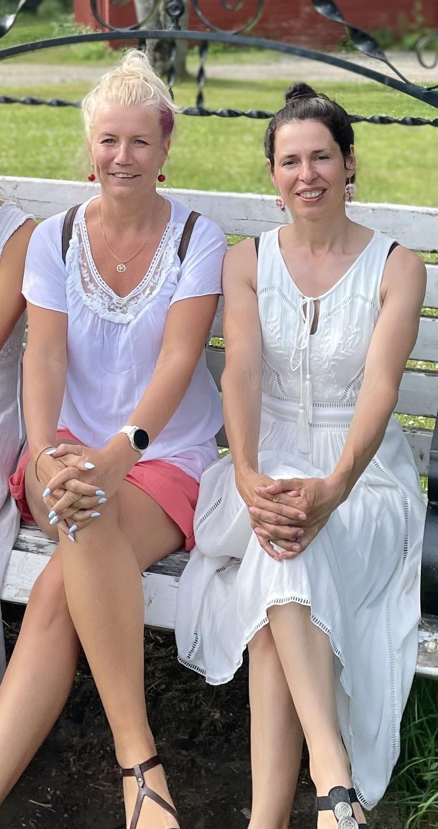 Aiamuusad Maarika Karpender (vasakul) ja Monika Kuusk mängisid juba mullu suvel mõttega oma haljastusfirmast.