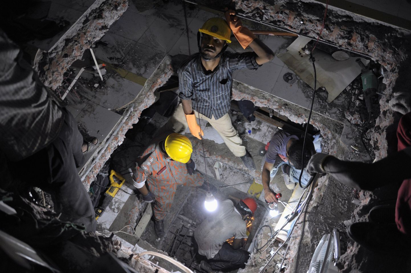 Bangladeshi päästetöötajad otsivad 8-korruselise hoone rusudest võimalikke pääsenuid.