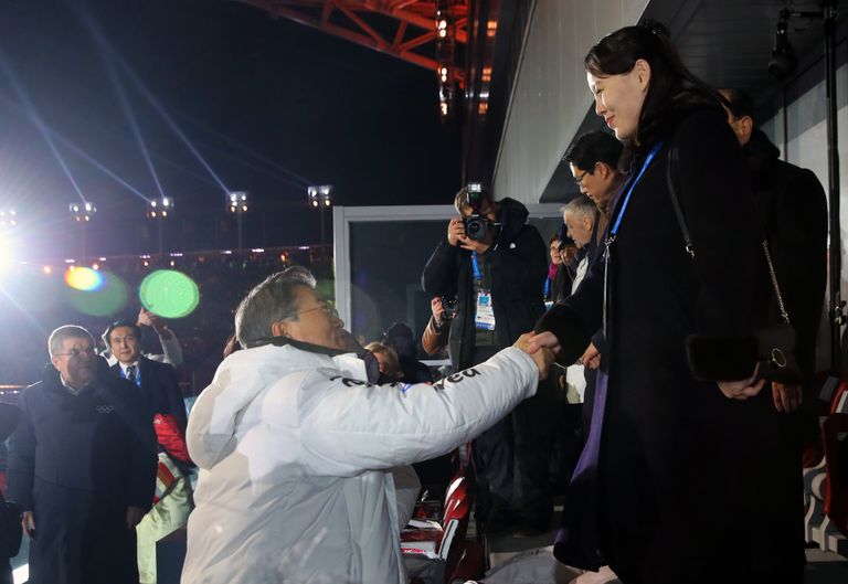 Ajalooline käepigistus. Lõuna-Korea president surumas kätt Põhja-Korea diktaatori õega.