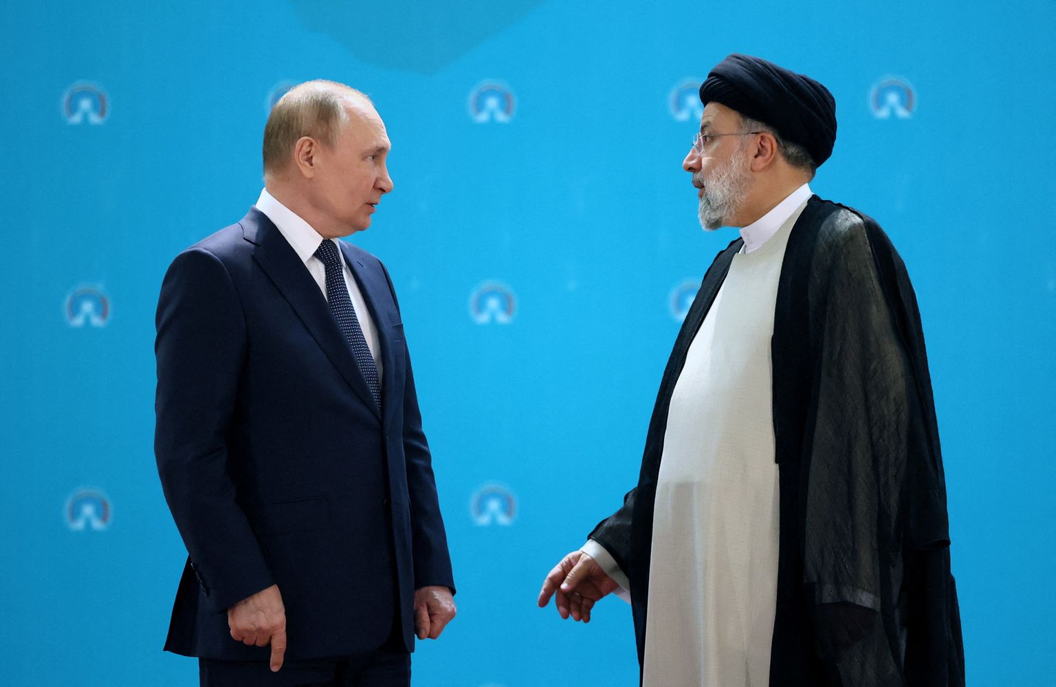 Президент России Владимир Путин и президент Ирана Эбрагим Раиси еще в июле 2022 года искали способы мирного урегулирования сирийского конфликта, а теперь первый просит оружие у Тегерана, а второй не может справиться с протестами в своей стране.