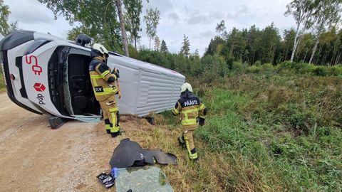 PILDID ⟩ DPD pakikuller sõitis kaubikuga järsus kurvis teelt välja