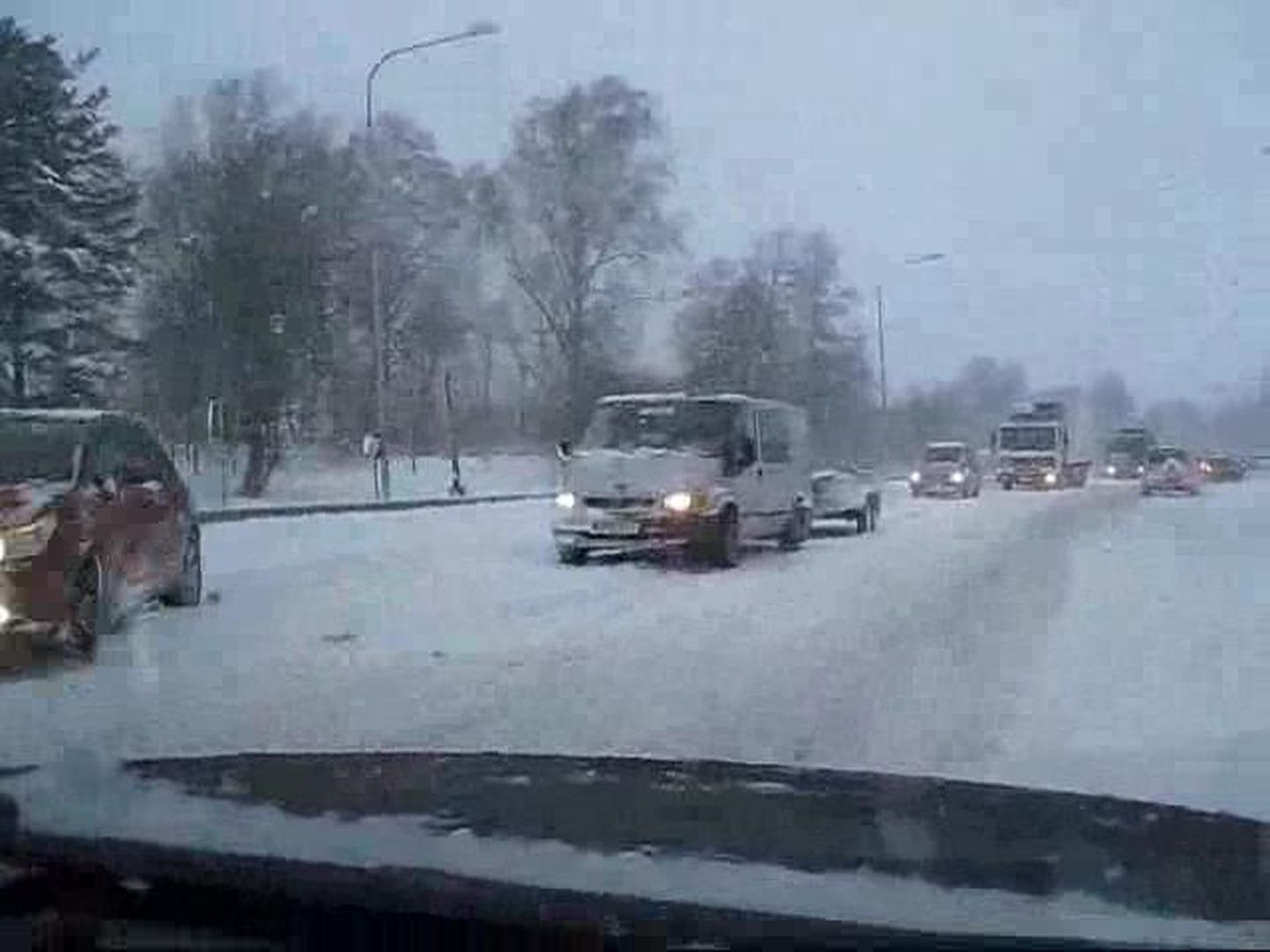 Kambja ja Tartu vaheline teelõik Võru maanteel kella 9 paiku täna hommikul. Video: Viljar Kannimäe