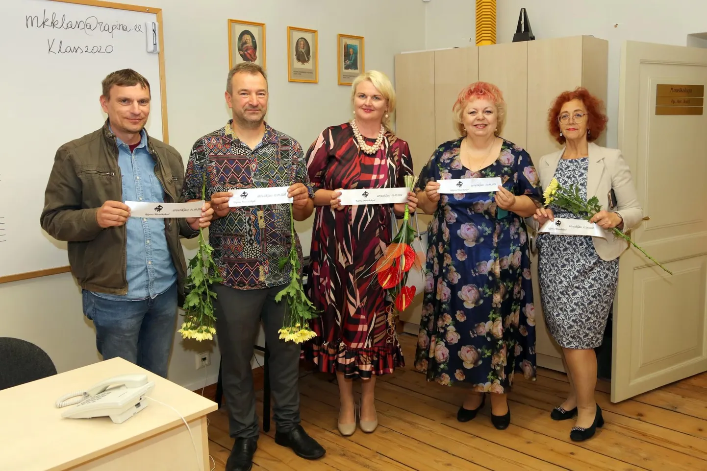Räpina muusikakooli arvutiklassi avasid pidulikult IT-spetsialist Andrus Karpson (vasakult), hoolekogu esimees Toomas Heering, vallavanem Enel Liin, koolijuht Marika Klimberg-Hyötyläinen ja abivallavanem Piret Rammo.