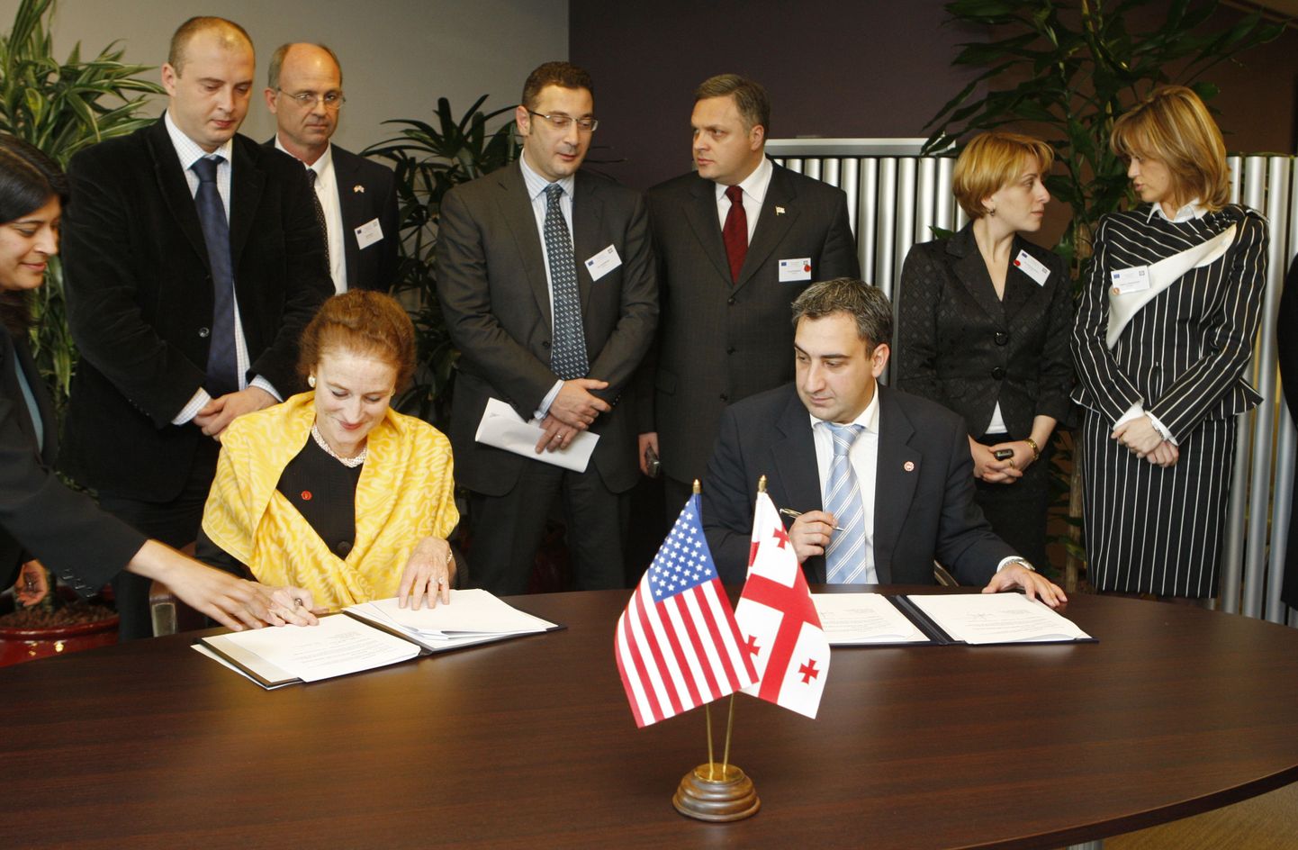 USA valitsuse abiagentuuri USAID juht Henrietta Fore kirjutamas koos Gruusia rahandusministri Nika Gilauriga alla rahaülekande lepingule.