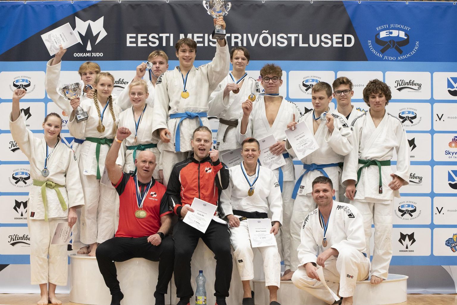 Tartumaa judokate seas tegi tugevaima tulemuse Karl-Johannes Pilt (keskel karikaga), kes tuli U18 kadettide meistriks –81 kg kaalukategoorias.