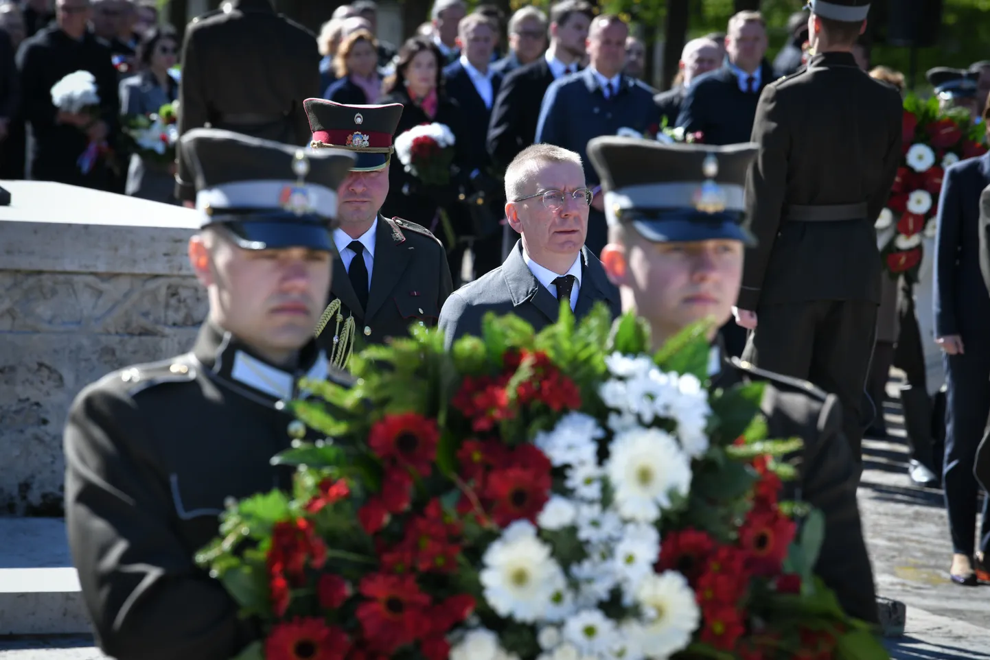 Valsts prezidents Edgars Rinkēvičs noliek ziedus Rīgas Brāļu kapos, godinot Nacisma sagrāves un Otrā pasaules kara upuru piemiņu